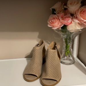 Justice Girls size 3 tan sandal with heel